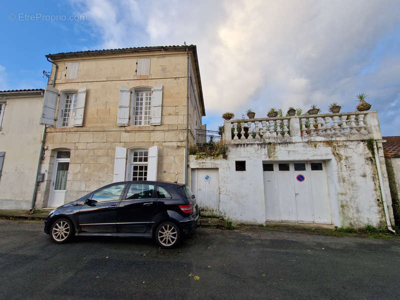 Maison à PORT-D&#039;ENVAUX