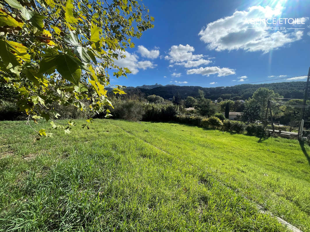 Terrain à SIMIANE-COLLONGUE