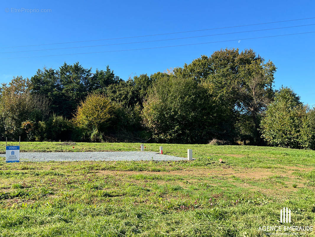 Terrain à LANGROLAY-SUR-RANCE