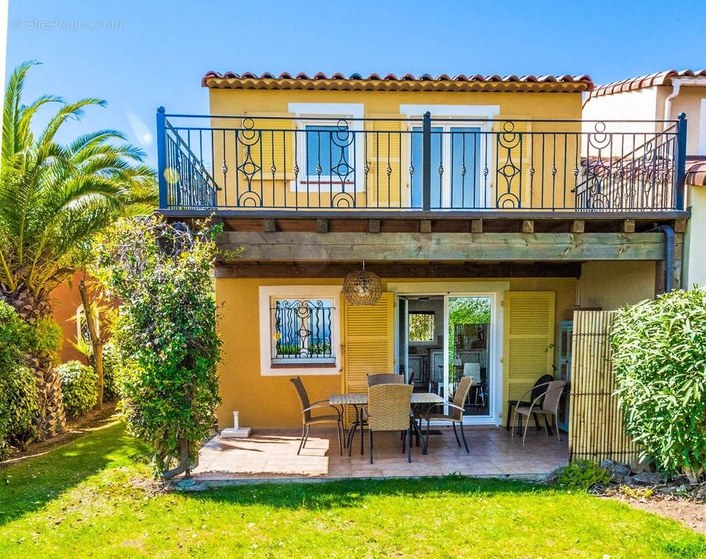 Appartement à ROQUEBRUNE-SUR-ARGENS