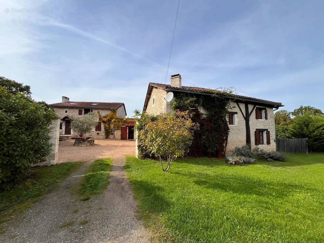 Maison à CHAMPAGNE-ET-FONTAINE