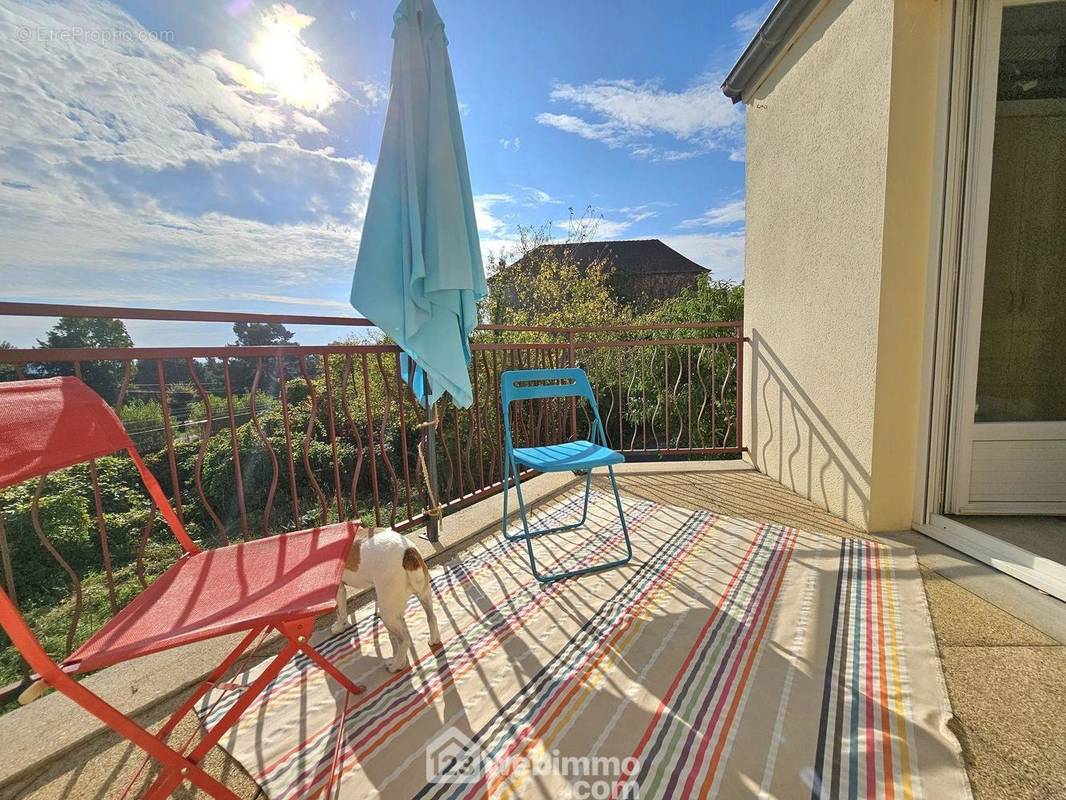 Une belle terrasse avec une vue dégagée. - Maison à VENEUX-LES-SABLONS