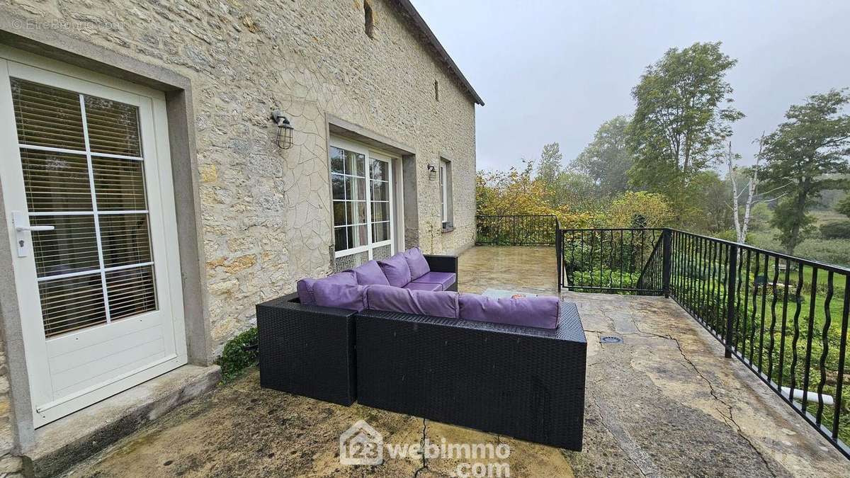 Voici la terrasse de 50 m² avec une vue sur le jardin. - Maison à PUISEAUX