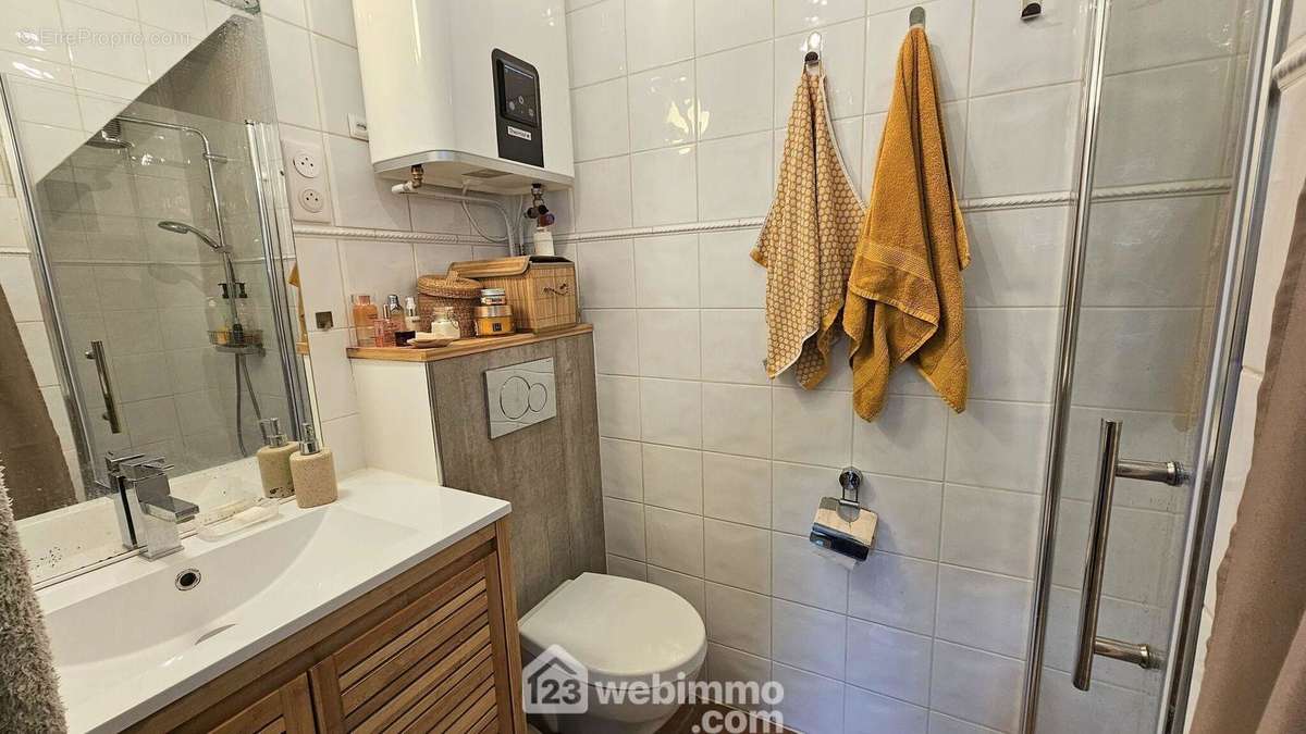 Au RDC, une salle d&#039;eau/WC de 3 m². - Appartement à MILLY-LA-FORET