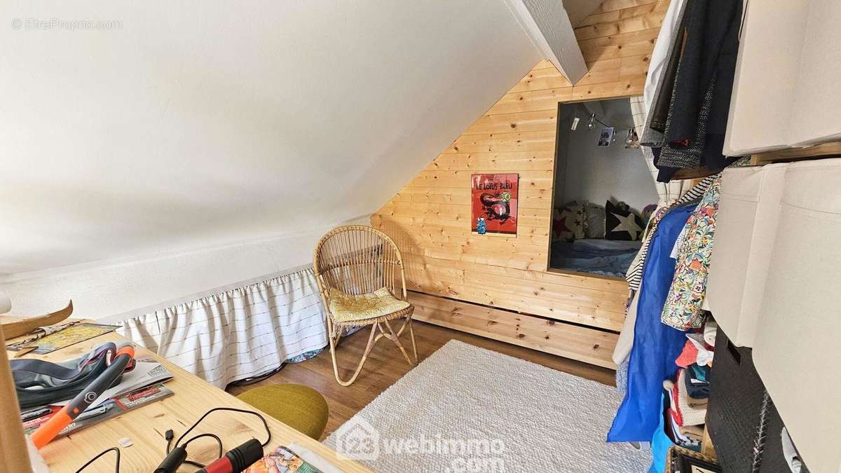 Une mezzanine optimisée avec un grand lit. - Appartement à MILLY-LA-FORET