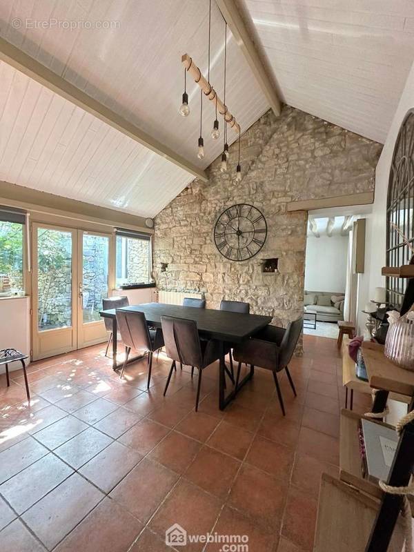 Une salle à manger de 16 m² avec un accès direct sur la terrasse. - Maison à MILLY-LA-FORET