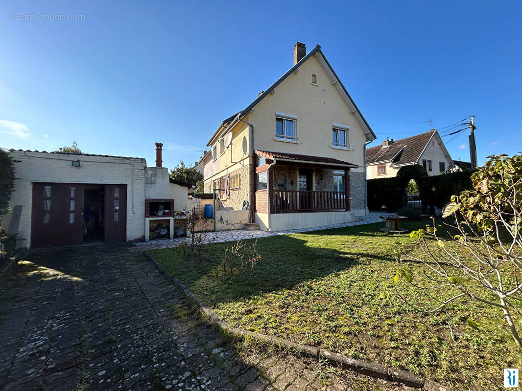 Maison à SAINT-ETIENNE-DU-ROUVRAY