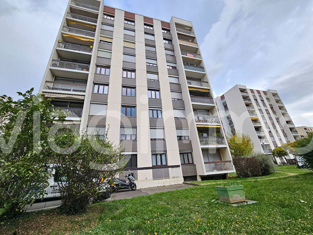 Appartement à SAINT-GENIS-LAVAL