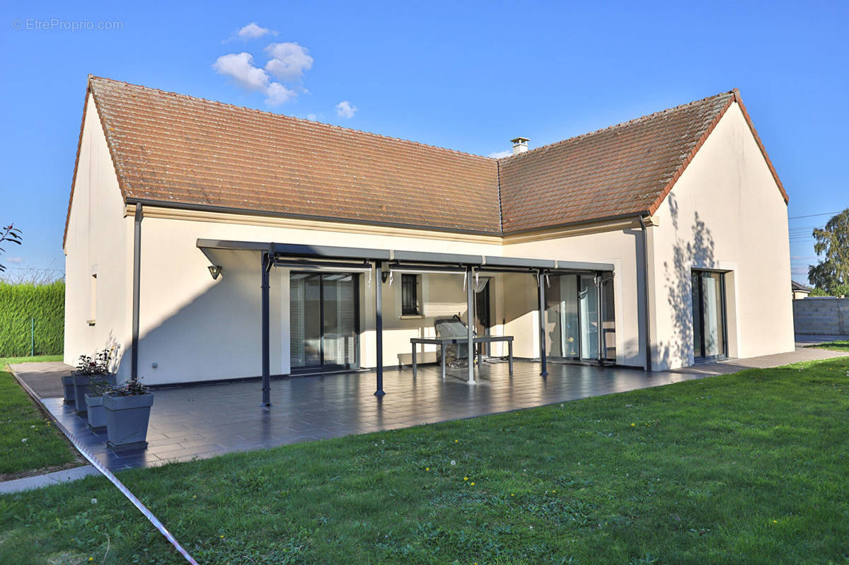 Maison à LA QUEUE-LES-YVELINES