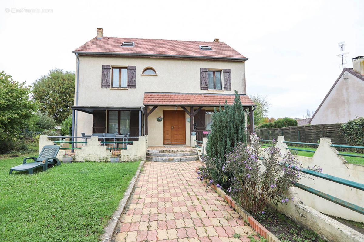 Maison à LA QUEUE-LES-YVELINES