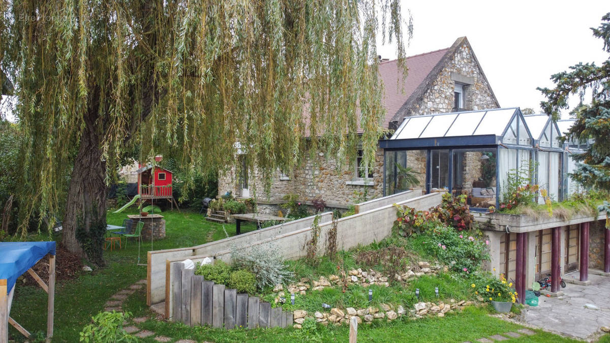 Maison à LA QUEUE-LES-YVELINES