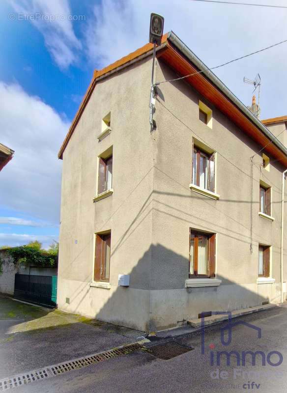 Maison à LE CHAMBON-FEUGEROLLES