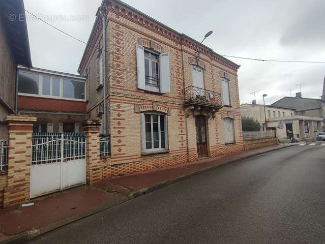 Maison à NEGREPELISSE