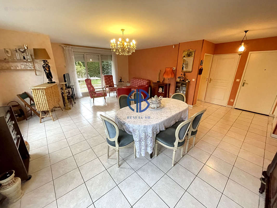 Appartement à MEYZIEU