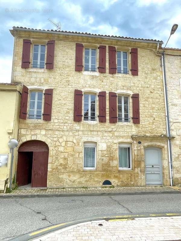 Façade Immeuble EST - Appartement à BLAYE