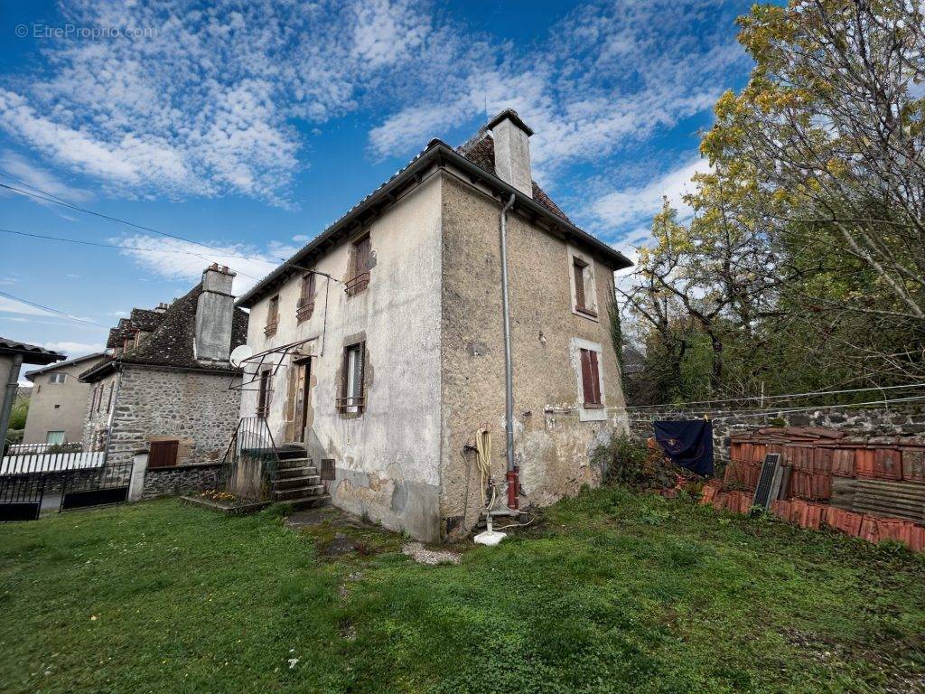 Maison à SAINT-SANTIN-CANTALES