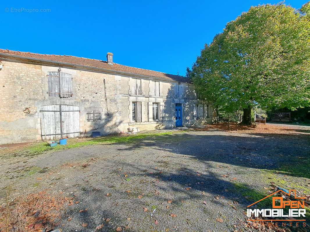 Maison à BARBEZIEUX-SAINT-HILAIRE