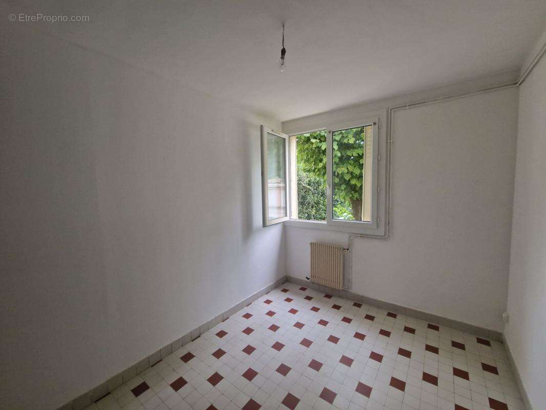 Appartement à BAGNOLS-SUR-CEZE