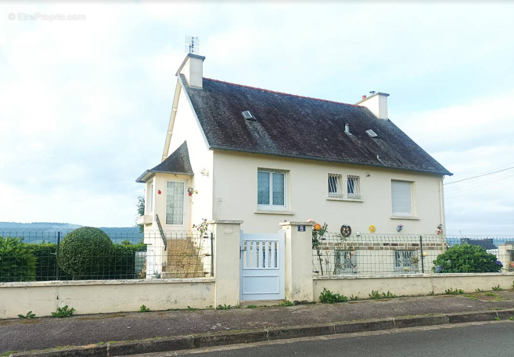 Maison à CHATEAUNEUF-DU-FAOU