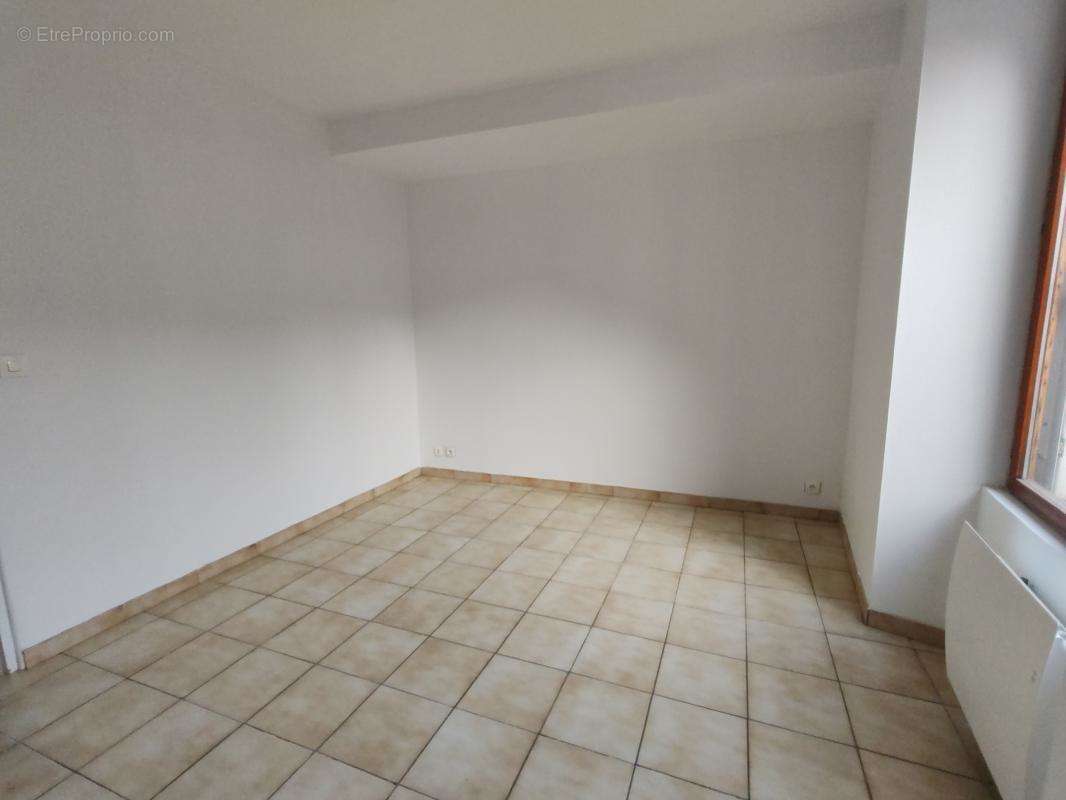 Appartement à BRUYERES-LE-CHATEL