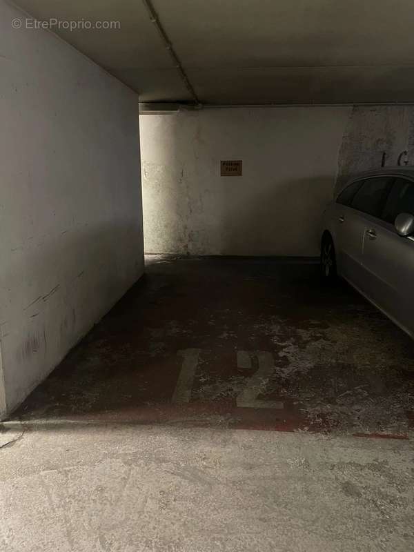 Parking à PARIS-8E