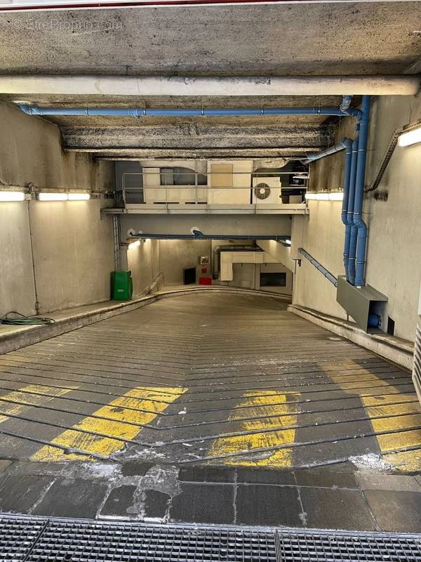 Parking à PARIS-8E