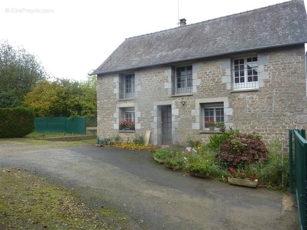 Maison à LASSAY-LES-CHATEAUX