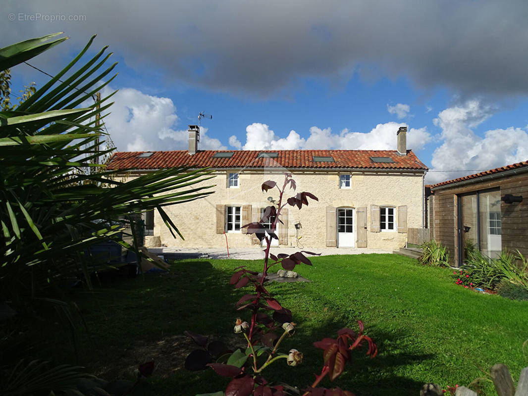 Maison à SURGERES