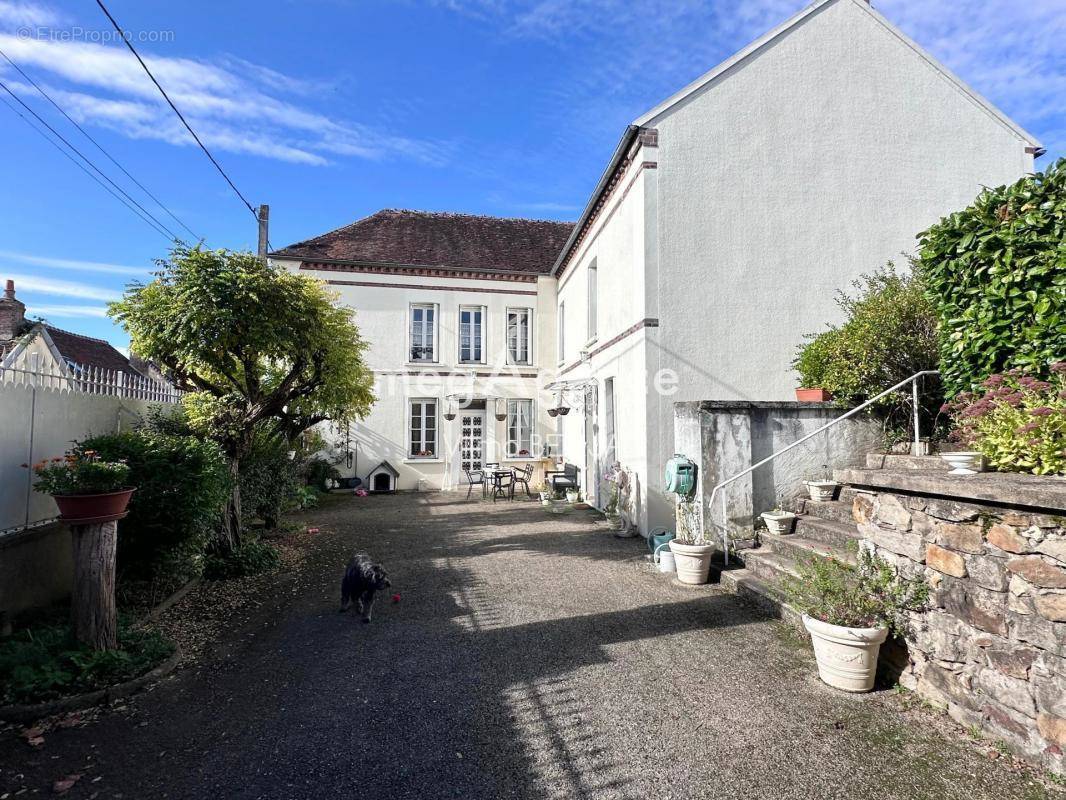 Maison à THORIGNY-SUR-OREUSE