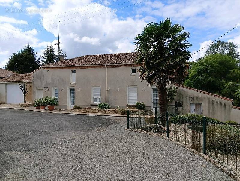 Maison à SAINT-REMY-EN-MAUGES