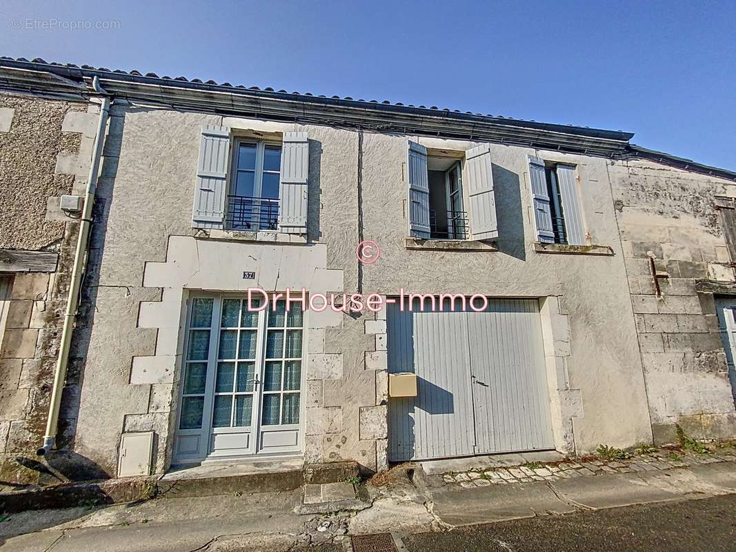 Maison à BARBEZIEUX-SAINT-HILAIRE