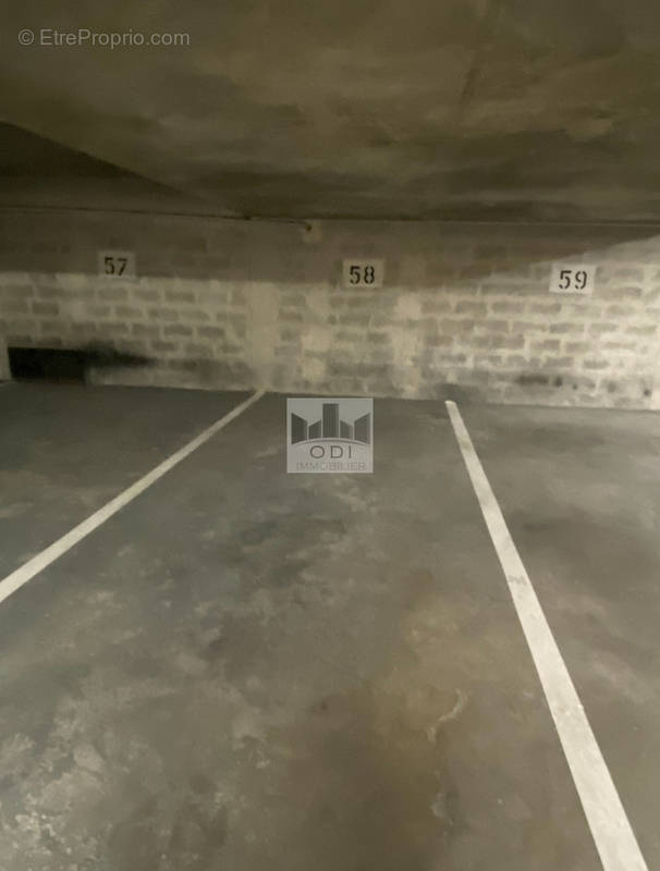 Parking à PARIS-16E