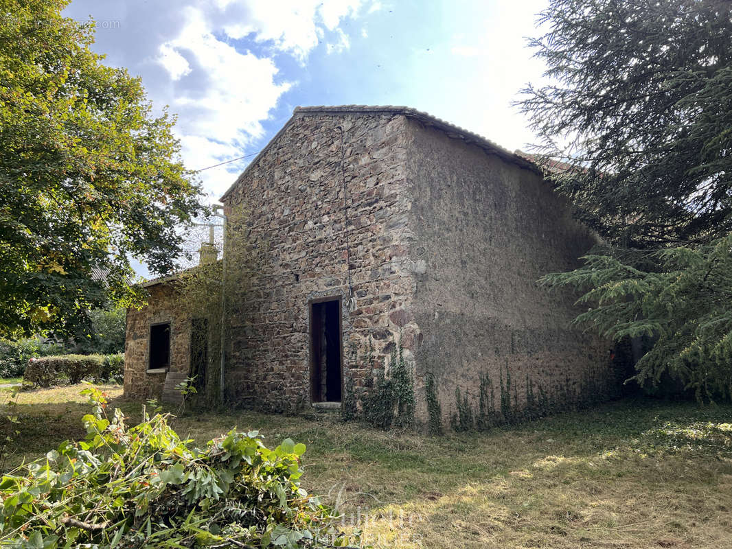 Parking à SAINT-HILAIRE-LA-CROIX