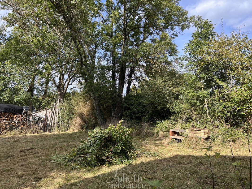 Parking à SAINT-HILAIRE-LA-CROIX