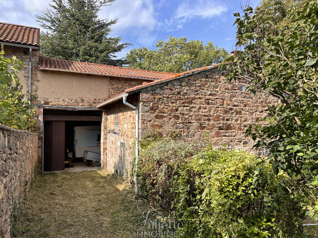 Parking à SAINT-HILAIRE-LA-CROIX