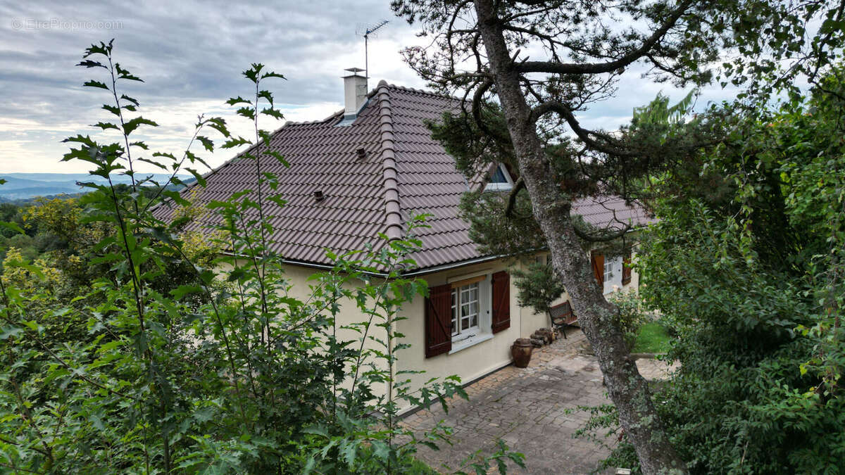 Maison à SAINT-GENES-CHAMPANELLE