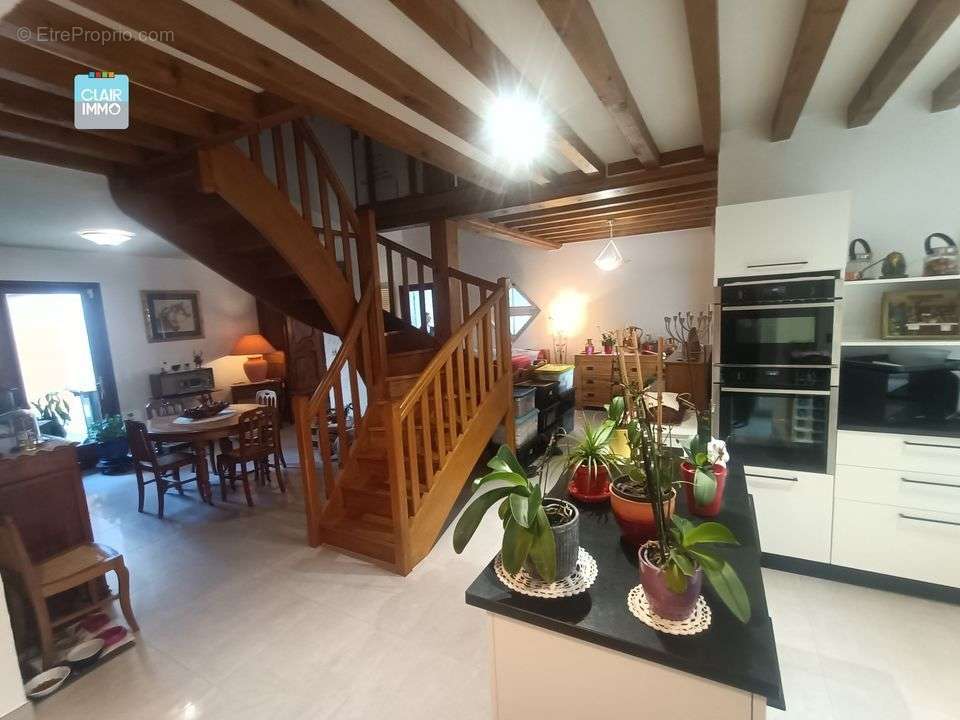 A LUGNY PROCHE MACON EN BOURGOGNE MAISON 6 PIECES DE 130  M² - Maison à LUGNY