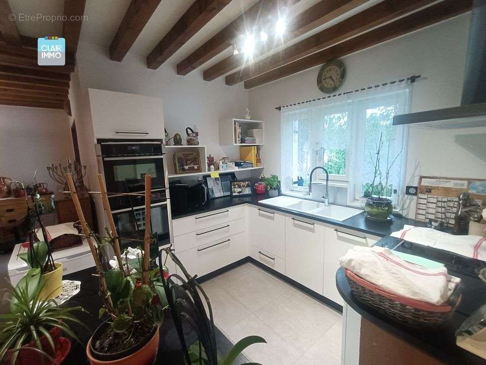 A LUGNY PROCHE MACON EN BOURGOGNE MAISON 6 PIECES DE 130  M² - Maison à LUGNY