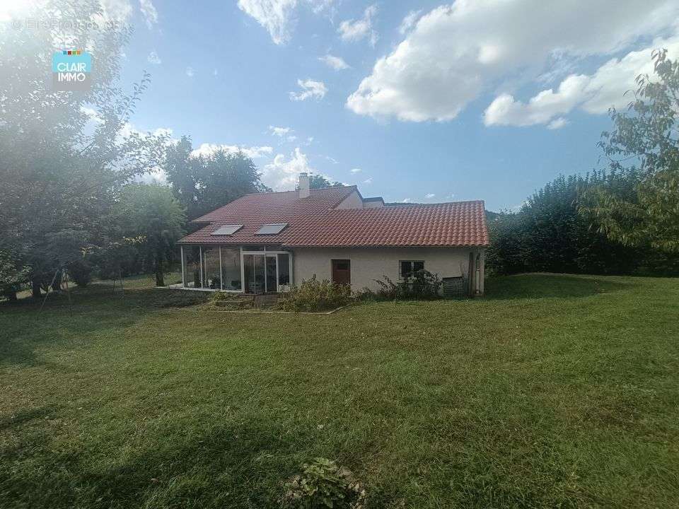 A LUGNY PROCHE MACON EN BOURGOGNE MAISON 6 PIECES DE 130  M² - Maison à LUGNY