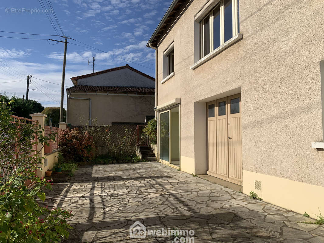 Une petite cour borde la maison. - Maison à POITIERS