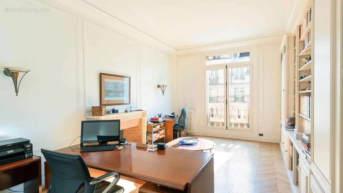 Appartement à PARIS-16E