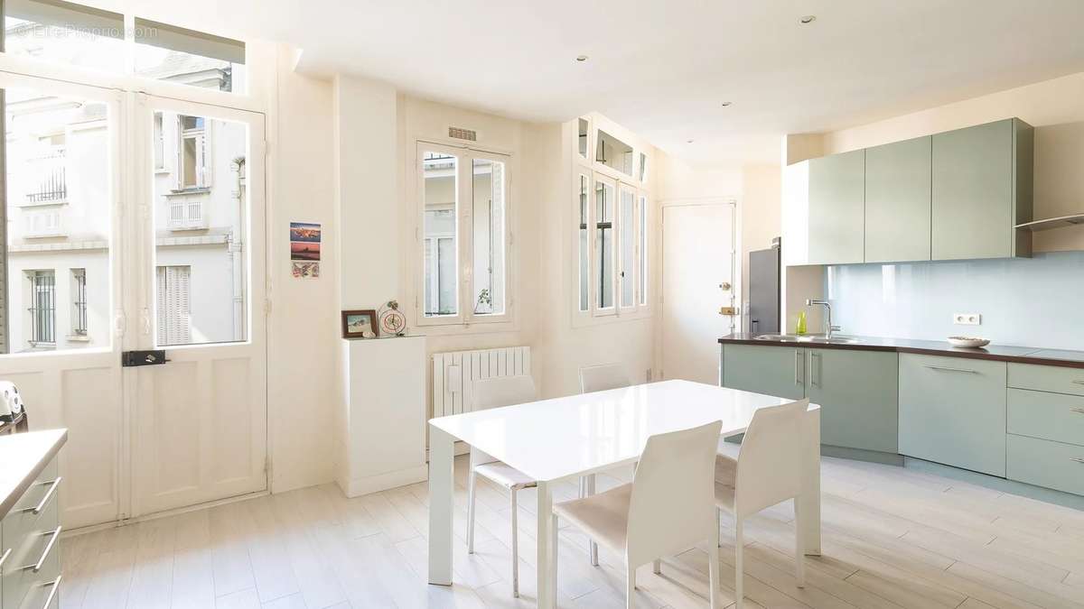 Appartement à PARIS-16E