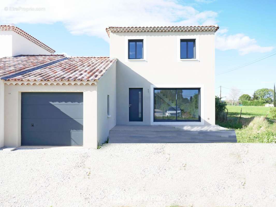 Une vue rapprochée de la façade sud - Maison à ARLES