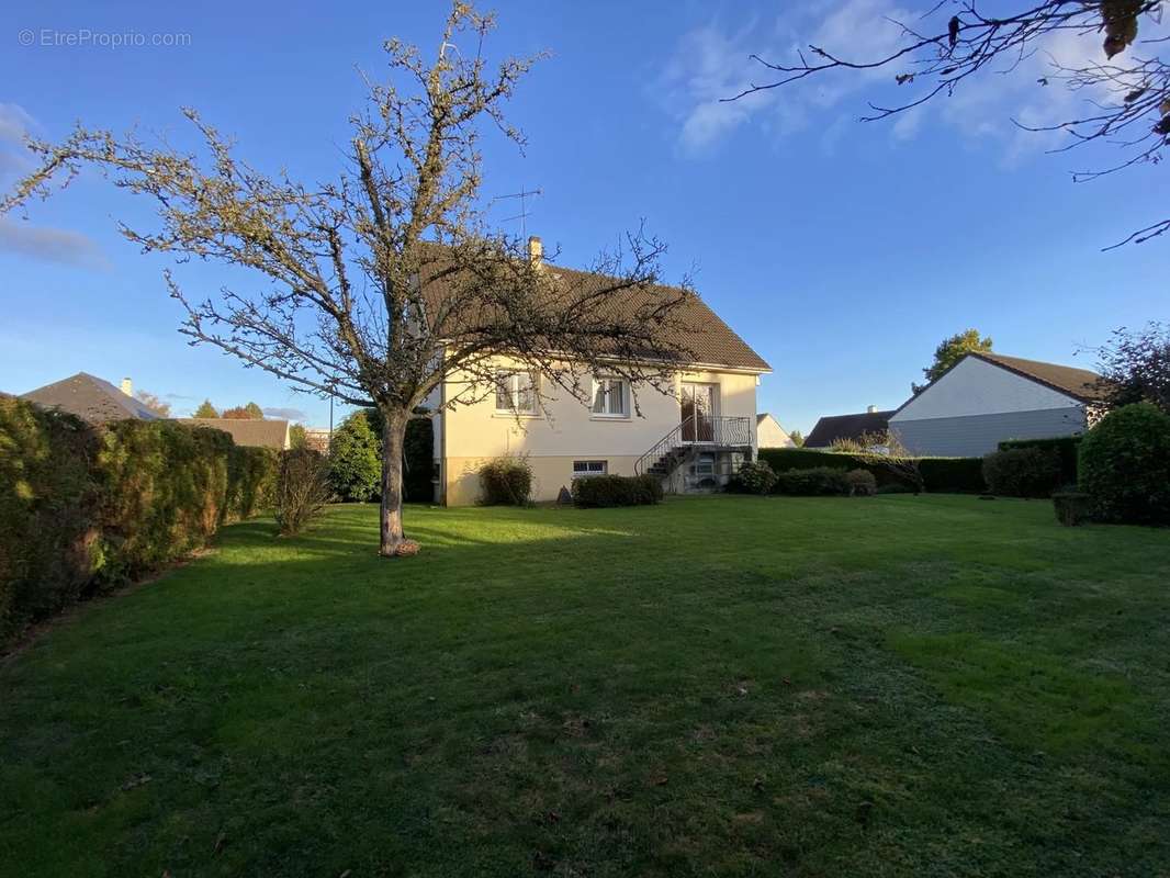 Maison à SAINT-GERMAIN-DE-TALLEVENDE-LA-LANDE-VAUMONT