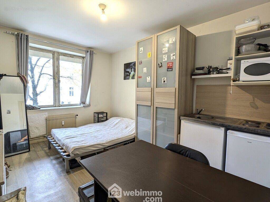 Au premier étage avec ascenseur, studio meublé de 17m² avec une pièce principale de 14 m²... - Appartement à ANGERS