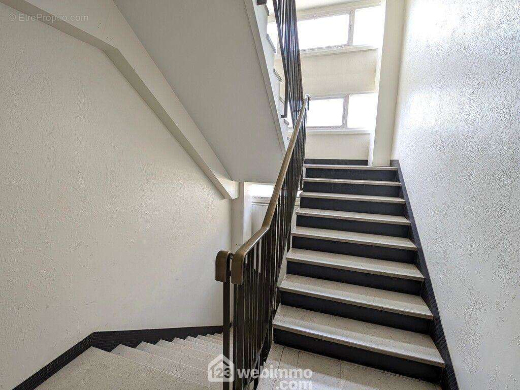 Escalier de l&#039;immeuble - Appartement à ANGERS