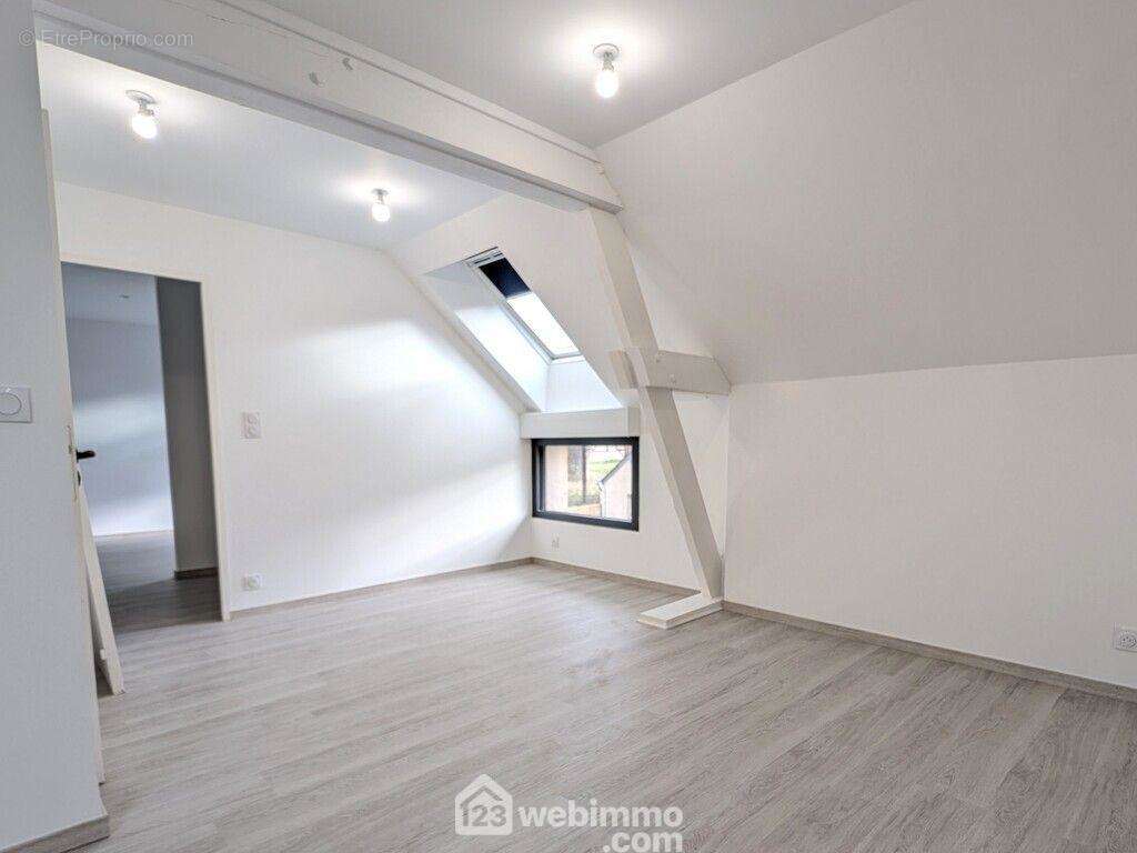 À l&#039;étage, le palier de 15.8 m² distribue... - Maison à SAINTE-GEMMES-SUR-LOIRE