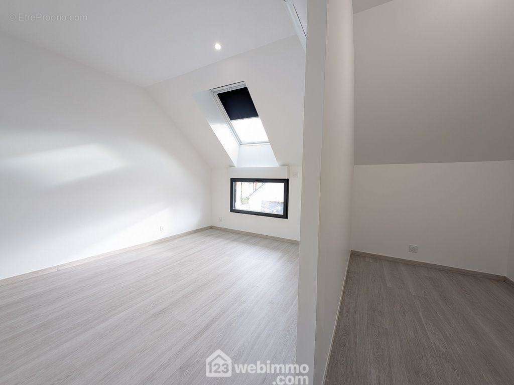 ...la suite parentale de 16.9 m² avec coin dressing... - Maison à SAINTE-GEMMES-SUR-LOIRE