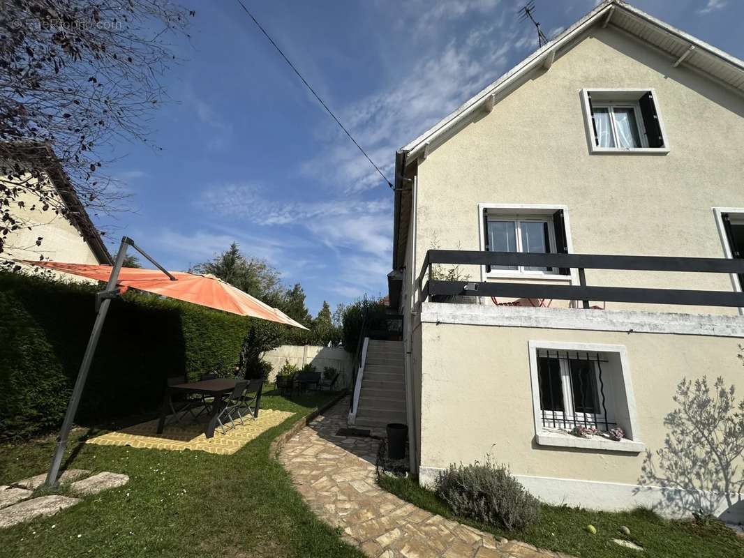 Maison à LE MESNIL-SAINT-DENIS