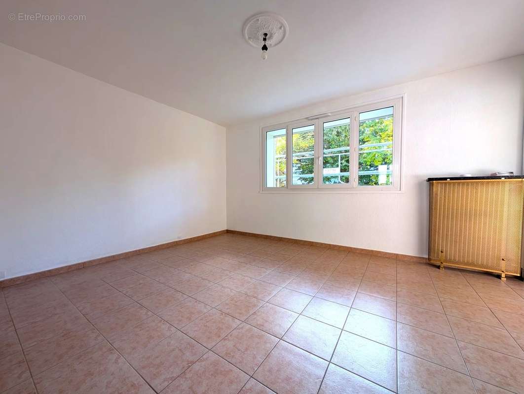 Appartement à LES CLAYES-SOUS-BOIS